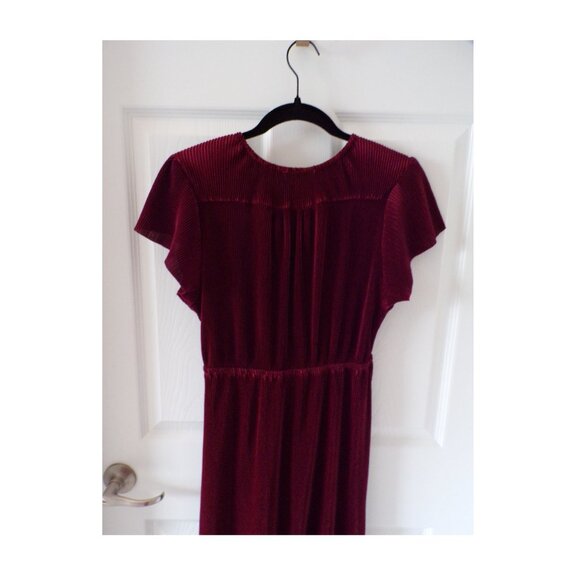 Baltic Born Athena Pleated Short Sleeve Dress in Mulberry Size Medium - Picture 9 of 9